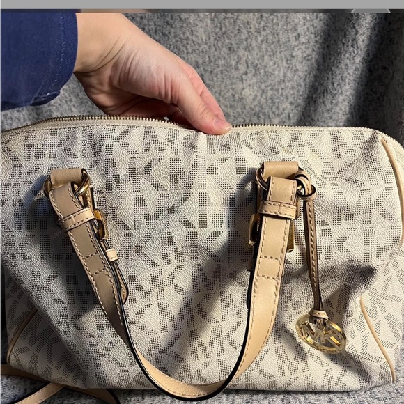 Michael Kors monogram bag with gold hardware. Bought in store - Picture 4 of 8